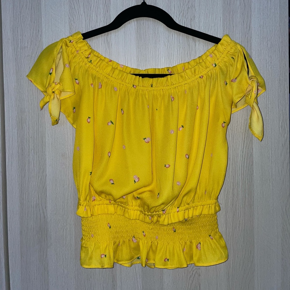 Blāshe Yellow of the shoulder top